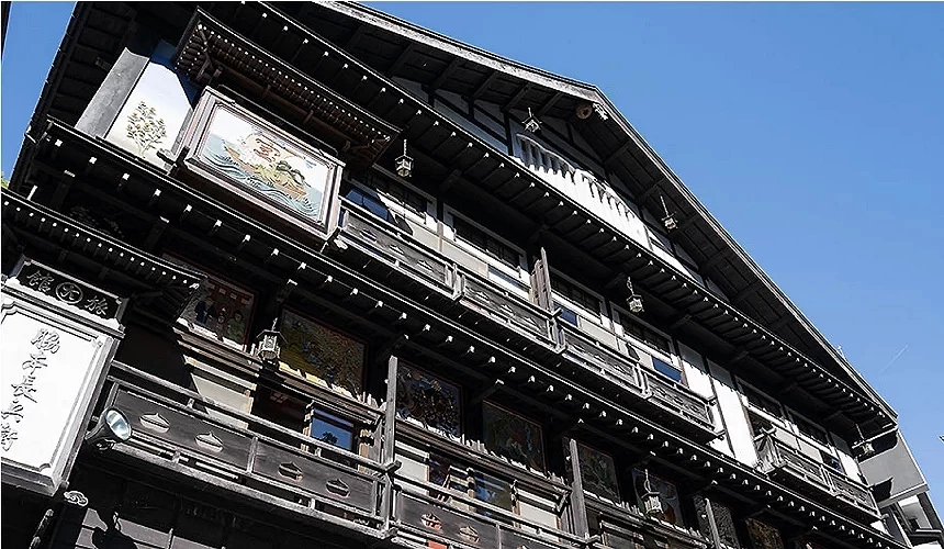 懷舊風格的白牆黑瓦日式旅館建築