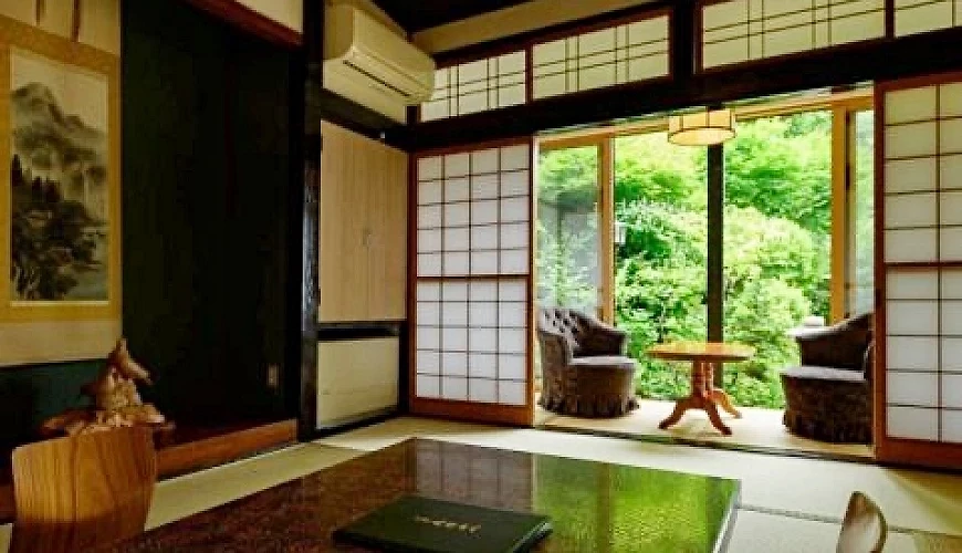 日式溫泉旅館客房內,窗外有綠意