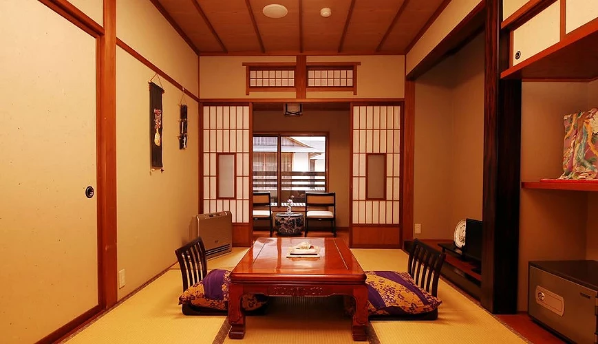 暖黃燈光的日式溫泉旅館客房內部