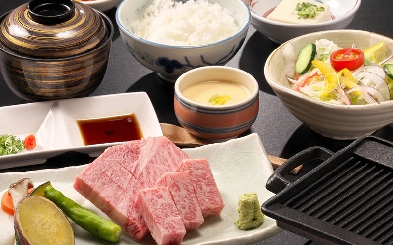 日本高級飛驒牛套餐,搭配沙拉、茶碗蒸與白飯的和風料理,旅客必嚐飛驒高山美食