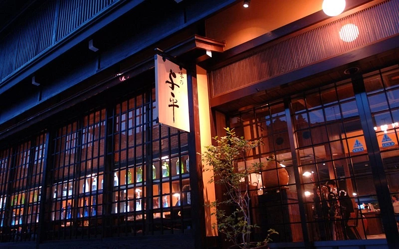 位於飛驒高山的飛驒牛餐廳味的與平,傳統日式店門口設計