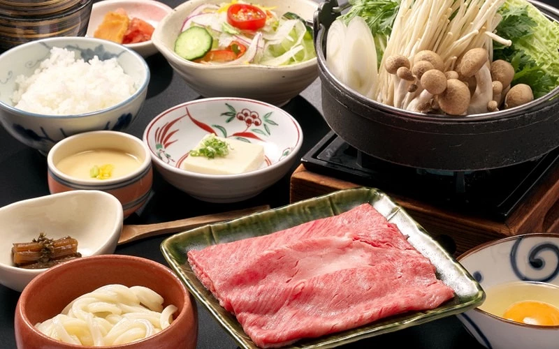 飛驒牛烏龍壽喜燒套餐,嚴選飛驒牛與新鮮蔬菜火鍋,附白飯烏龍、沙拉與日式小菜