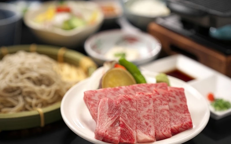 飛驒牛和牛蕎麥套餐,搭配日式蕎麥麵與多樣小菜,呈現傳統日本料理風味