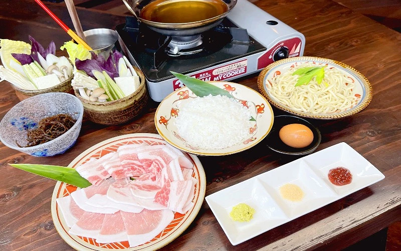 沖繩阿古豬涮涮鍋套餐,搭配新鮮蔬菜、白飯、沖繩麵及醬料的日式火鍋料理
