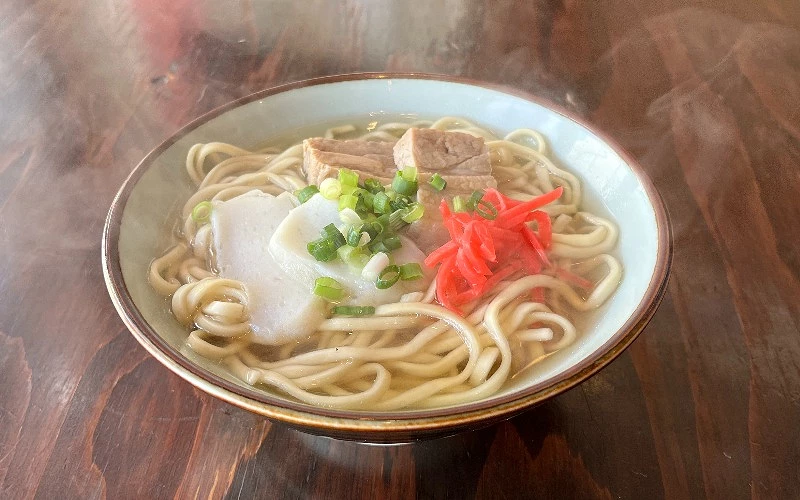 日本沖繩傳統蕎麥麵,熱氣騰騰