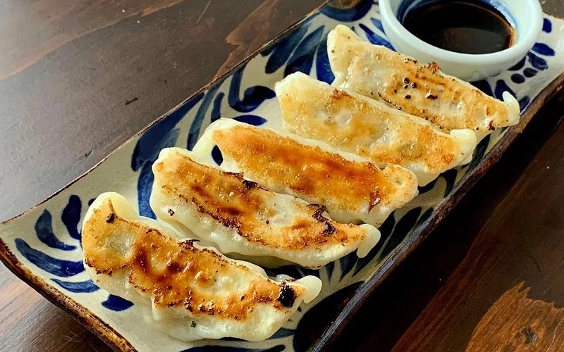沖繩居酒屋煎餃,外皮酥脆、內餡多汁,搭配醬油的經典日式料理