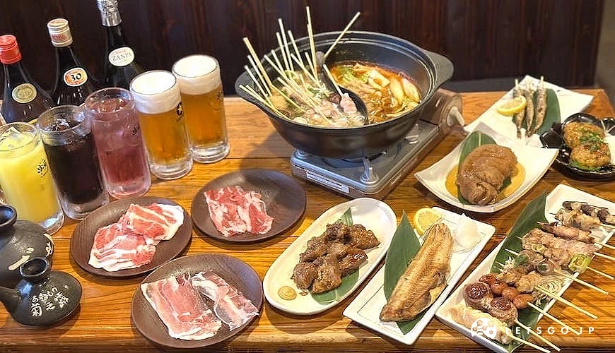 「串角」的木炭手工串燒、豬雞牛海鮮涮涮鍋、關東煮鍋等60幾種美食,以及生啤酒、泡盛、梅酒多款飲料擺滿桌