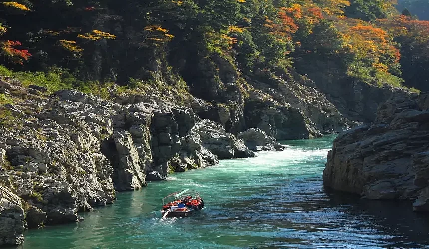 乘坐遊船欣賞兩岸紅葉絕景