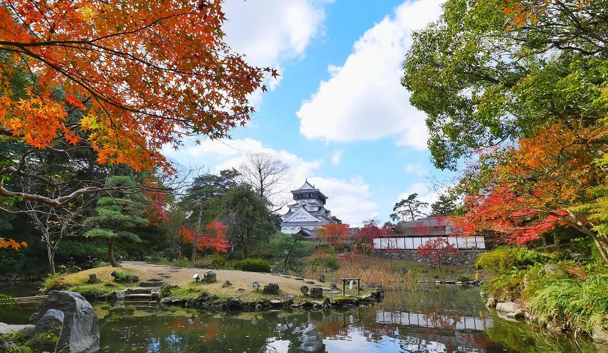從小倉城庭園欣賞到紅葉與小倉城的日式美景