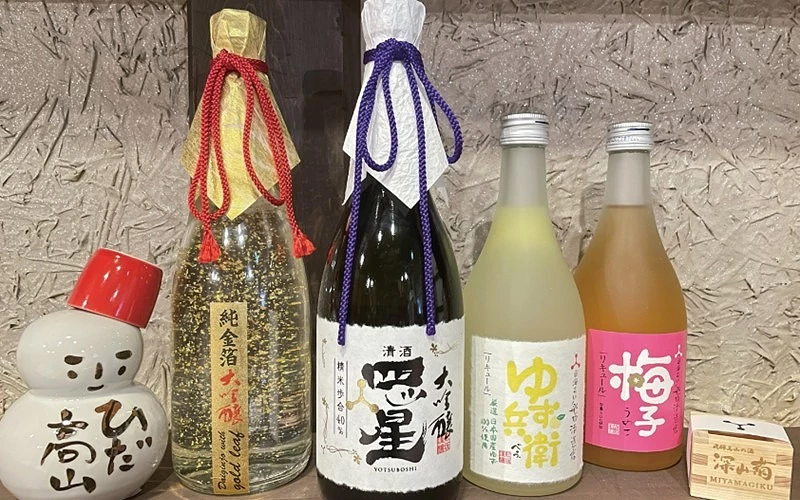 舩坂酒造廠釀造的梅子酒、柚子酒、四星酒、金箔酒,以及雪人造型的日本酒