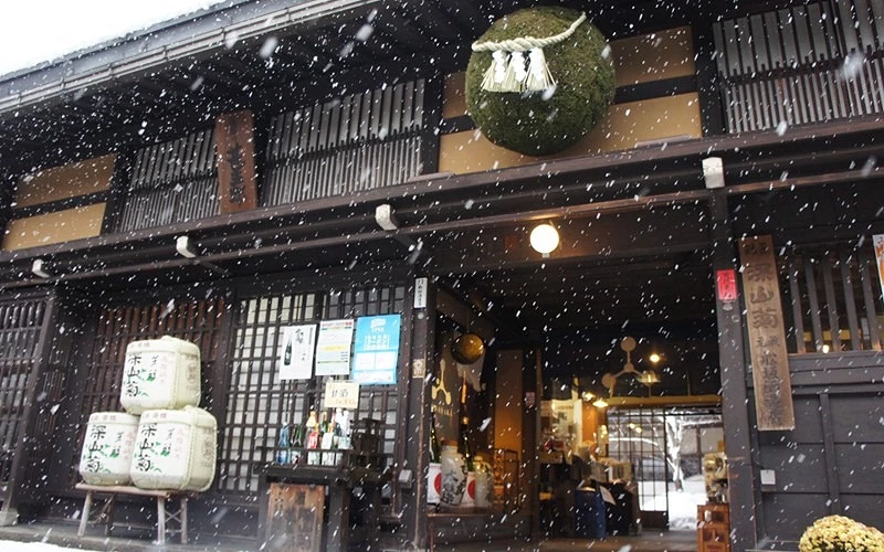 冬天下雪時舩坂酒造廠的店門口