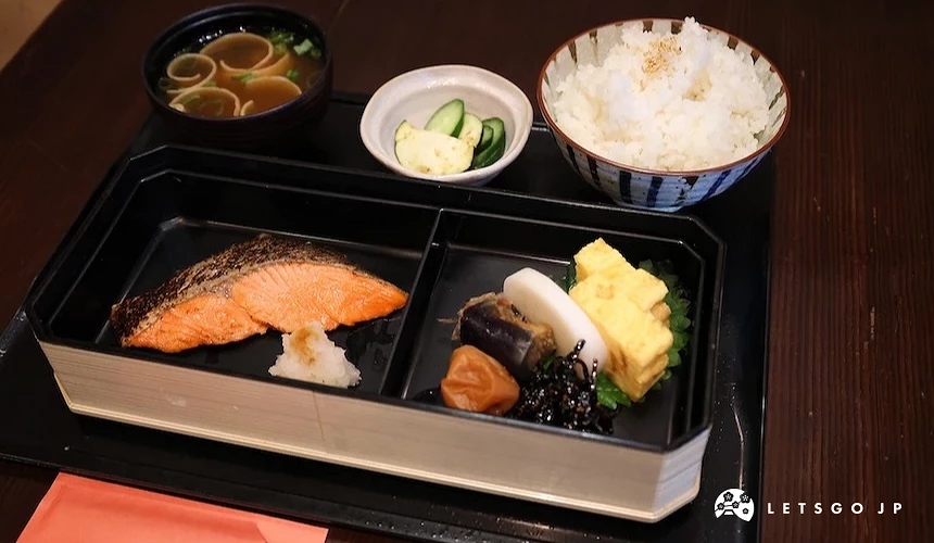 白飯、烤魚、漬物