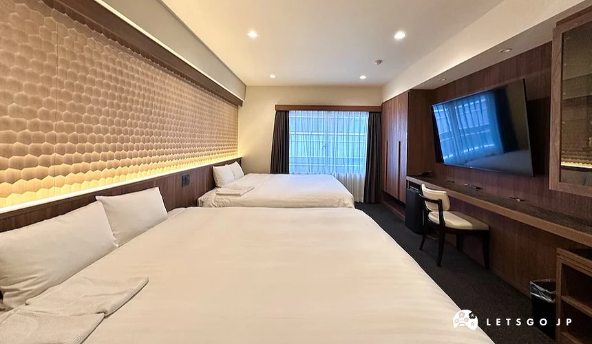 2張大床和超大電視