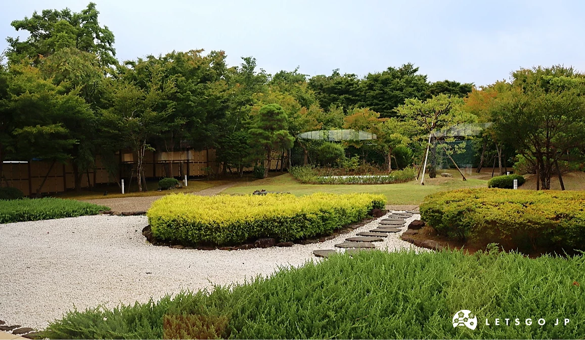 種滿綠植的日式庭園