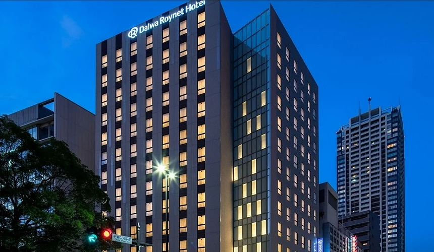 夜色下燈光明亮的Daiwa Roynet Hotel大樓外觀