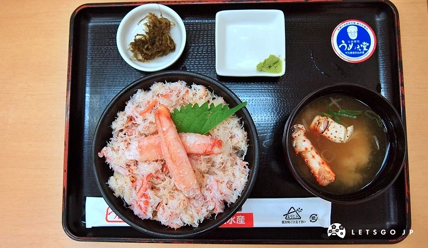 一份螃蟹蓋飯定食有一碗鋪滿蟹肉的蓋飯及有蟹腳的味增湯