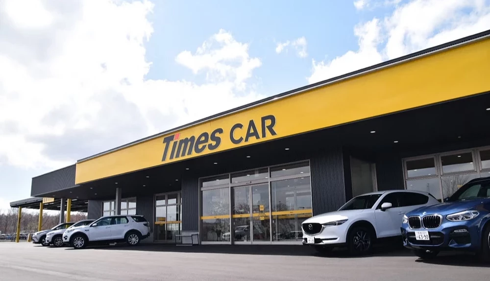 Times CAR仙台空港店外觀,前方停放多輛白色與藍色租車