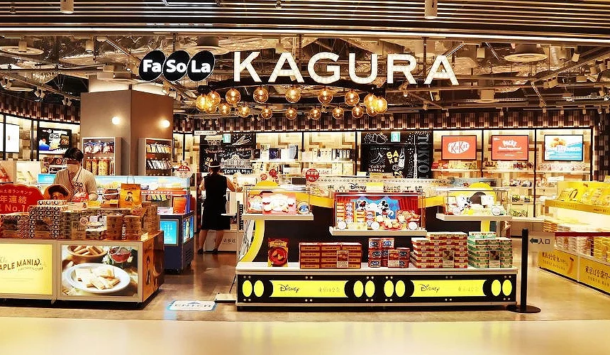 成田機場第三航廈2樓「Fa-So-La KAGURA」商店外觀,店內陳列多款日本甜點與伴手禮,包括東京香蕉、KitKat 與迪士尼限定商品