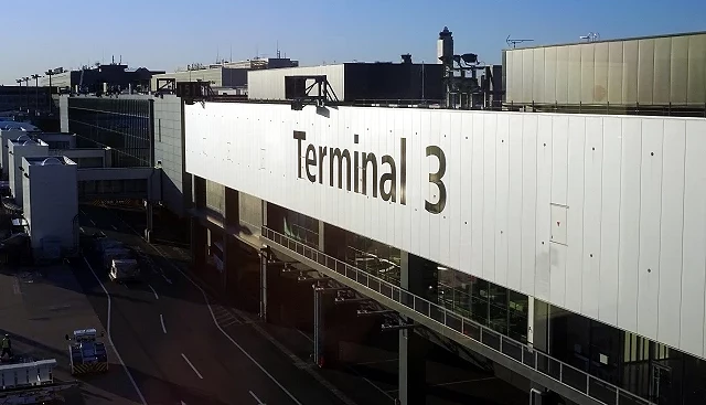 成田機場第三航廈的外觀建築,白色外牆上印有大型「Terminal 3」字樣
