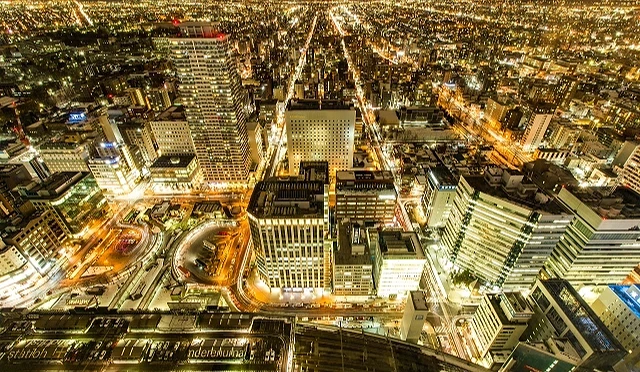 從JR塔展望室T38俯瞰札幌夜景,城市燈火與道路車流交織