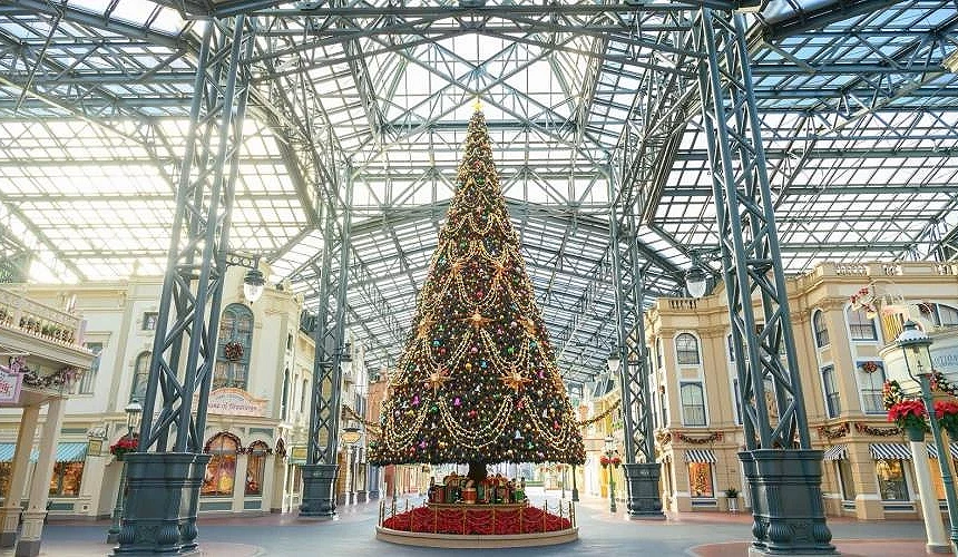 DISNEY CHRISTMAS 2025迪士尼樂園內巨型聖誕樹