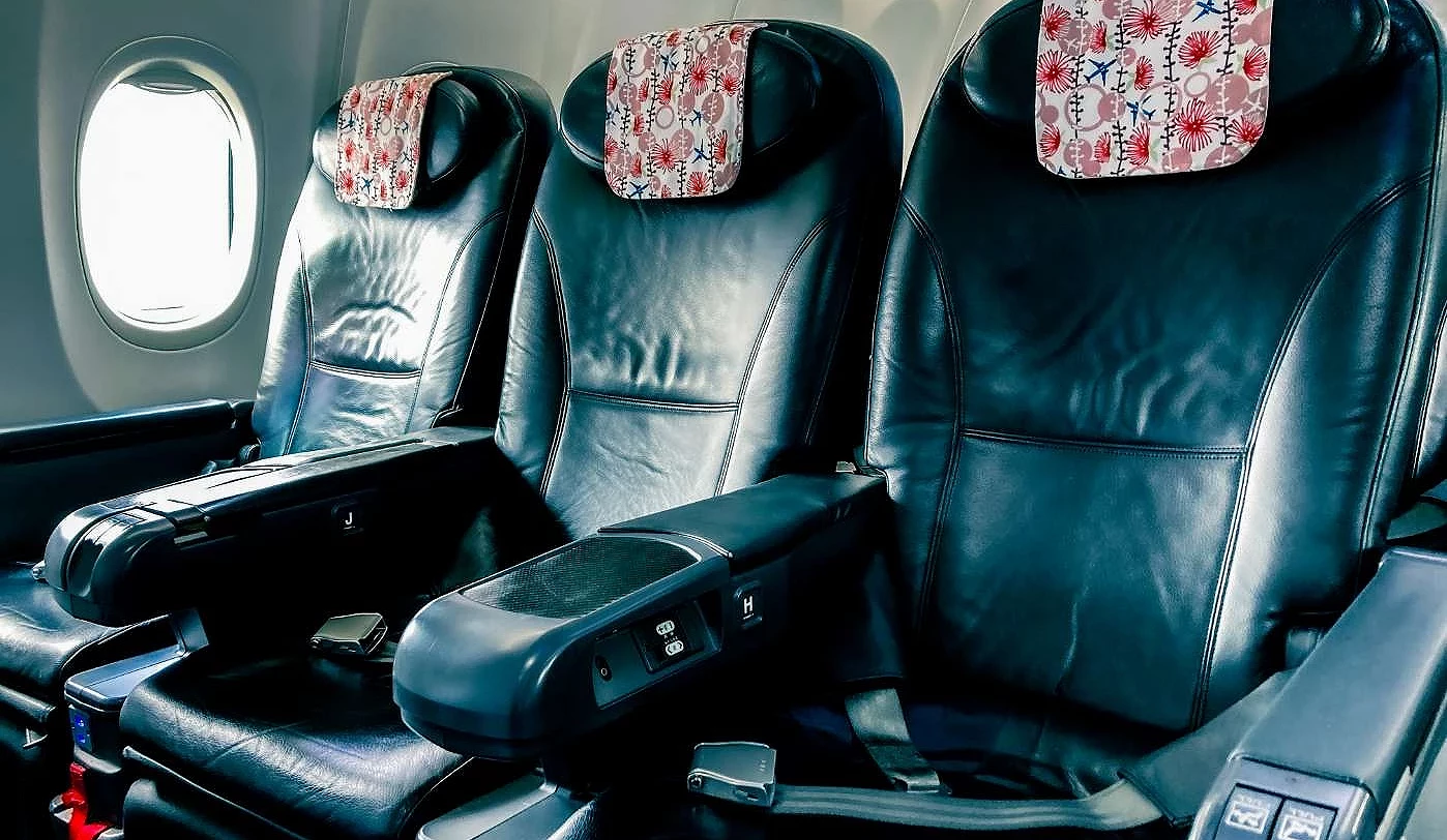 日本越洋航空(JTA)波音737-800「J Class」艙等座椅,黑色皮革座椅設計寬敞舒適,頭枕上有沖繩風圖案布套