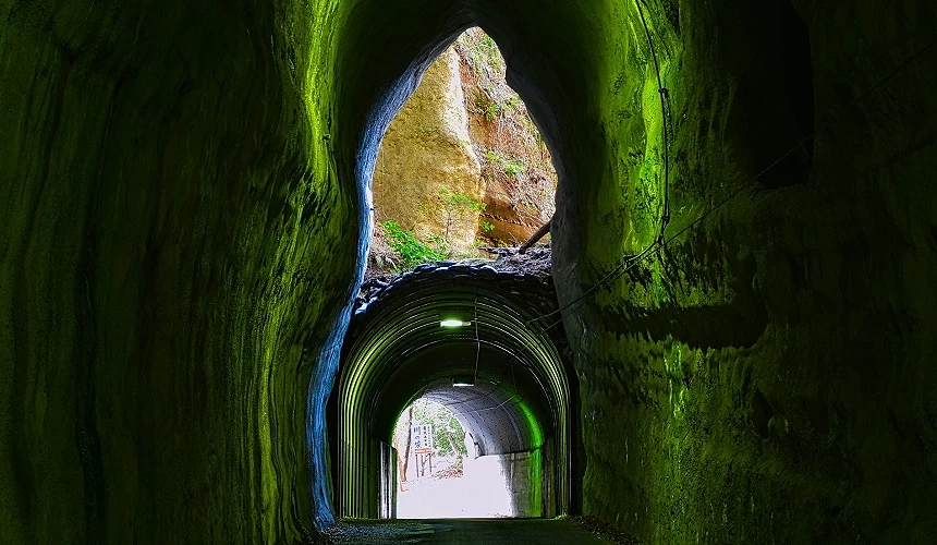 岩壁鑿出的隧道內部,透光處形成鑽石般的開口景象。