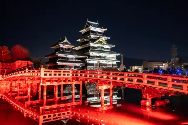 迷幻光影點亮國寶古城！長野松本城迎來冬夜投影秀