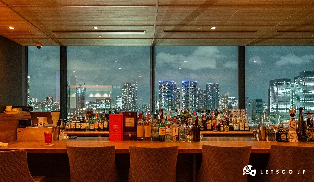天空酒吧吧檯位置直面一大片城市夜景