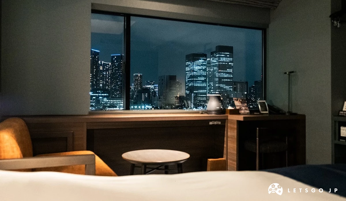 房內窗戶外的夜景