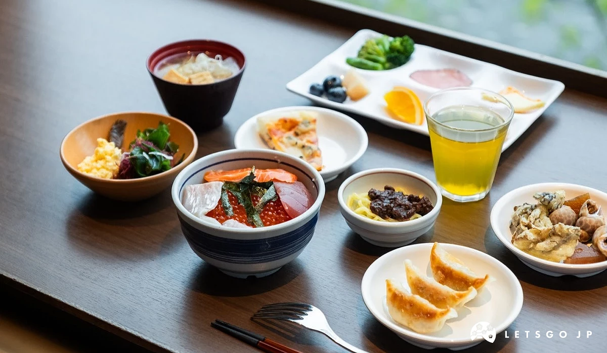 一桌豐盛早餐,包含日式、西式、季節蔬菜與甜點