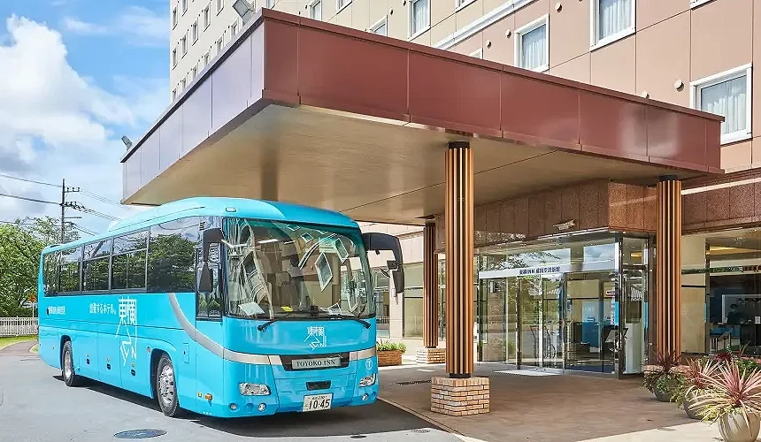 停在飯店入口前的東橫INN免費接駁巴士