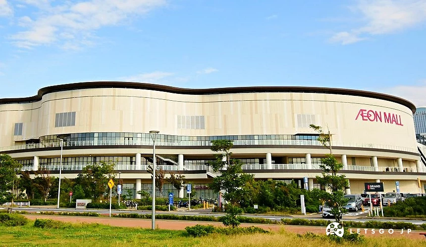 大型永旺購物中心外觀建築,牆面可見 AEON MALL 標誌。