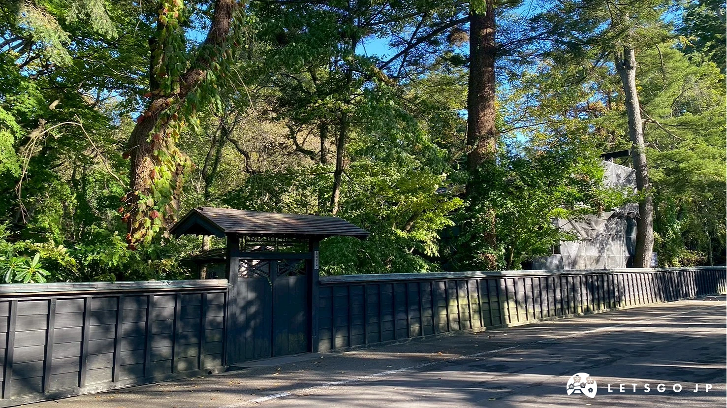 日本角館武家屋敷,古老的石牆和綠樹組成的街道。