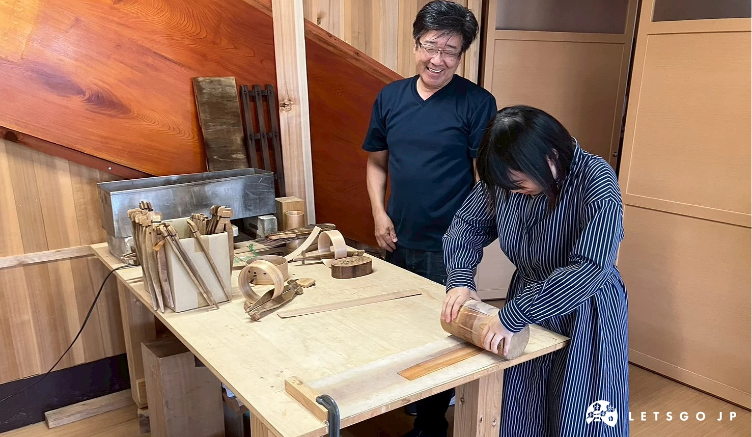 遊客體驗製作大館曲物,旁邊有職人指導