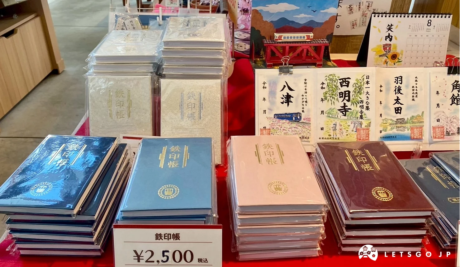 一疊整齊擺放的書籍和卡片