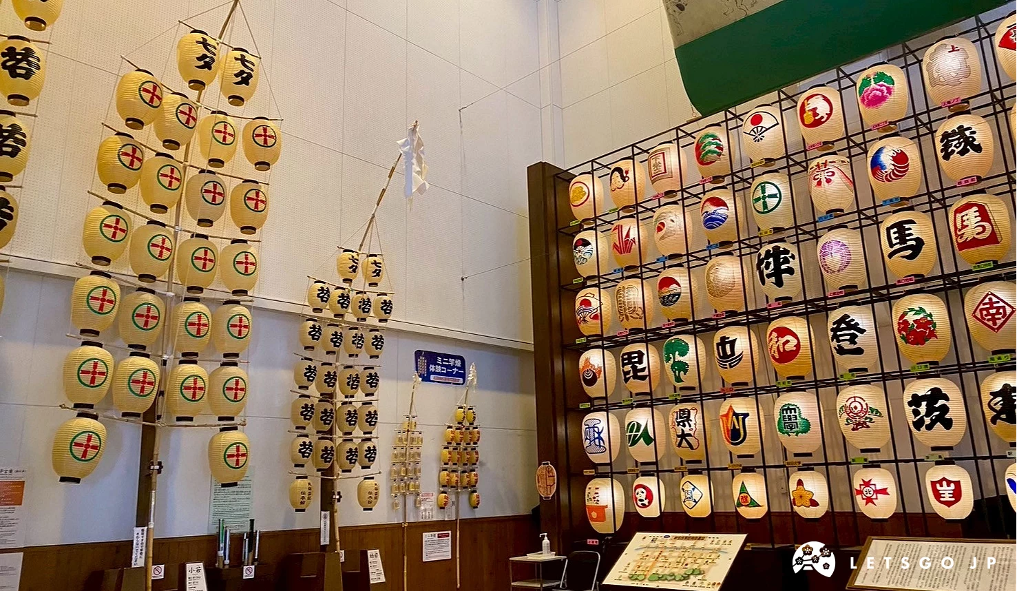 室內展示廳內,牆壁上掛滿了竿燈燈籠