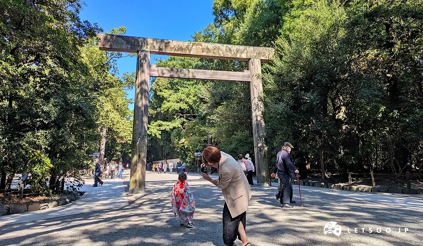 熱田神宮的鳥居前