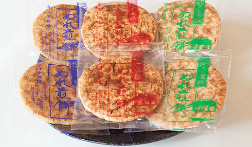 不同口味包裝的銚子電鐵名產「濡煎餅」排列在黑色托盤上。