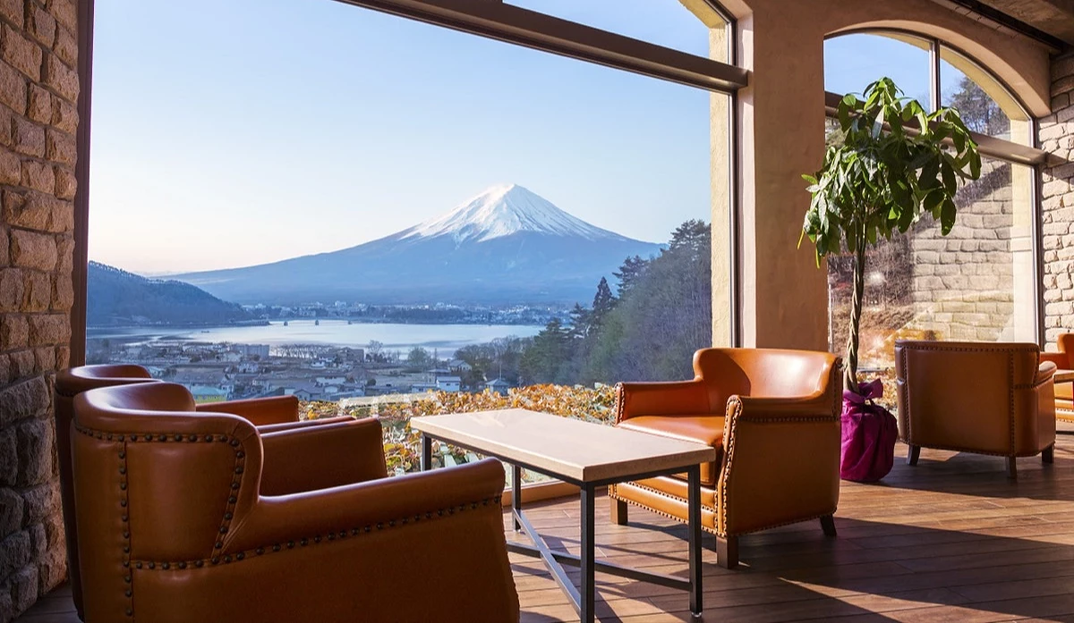 LA VISTA 富士河口湖飯店大廳眺望富士山