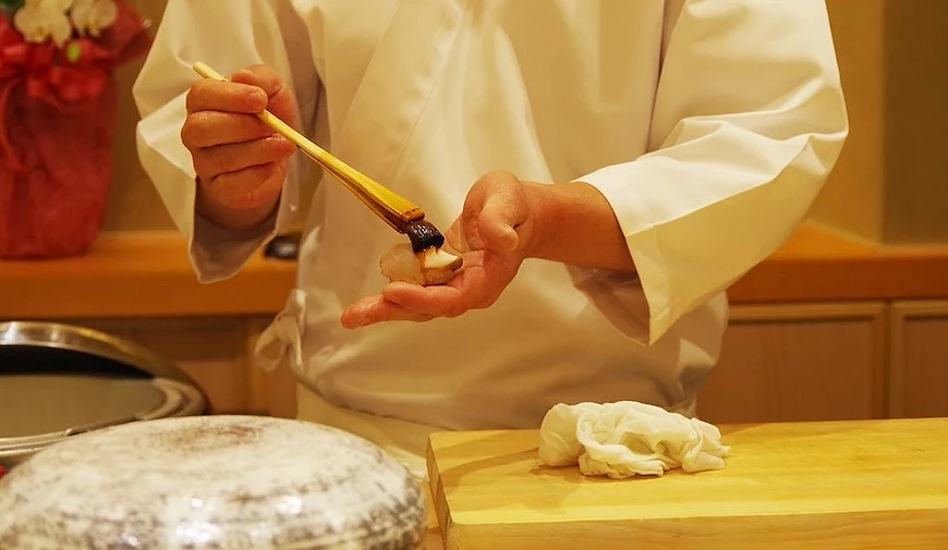 壽司師傅正在製作壽司