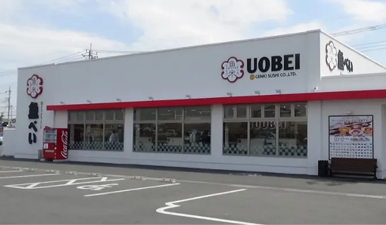 連鎖迴轉壽司魚米的獨棟店舖,整棟色建築配上紅色屋簷,黑色字體外圍有紅色花框的logo