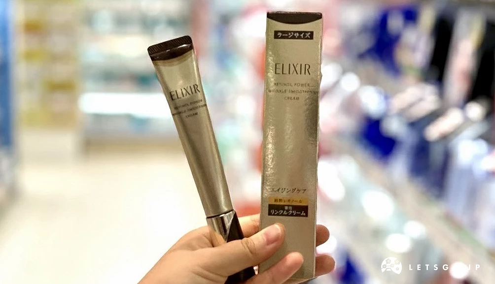 手持ELIXIR怡麗絲爾 超抗皺眼唇精華乳與包裝