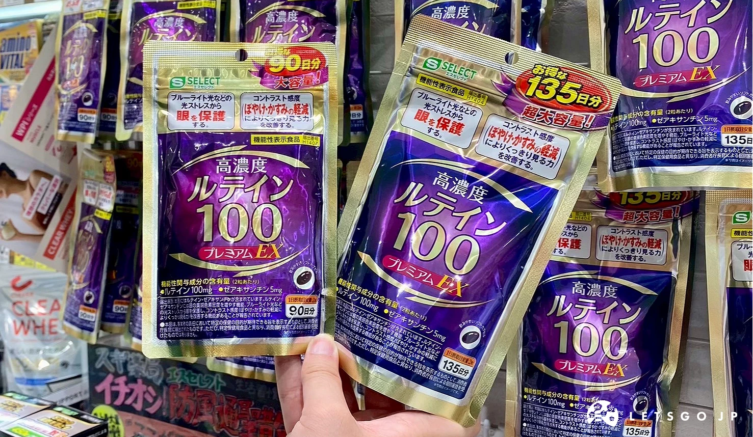 手持兩種不同分量的 100 Premium EX包裝