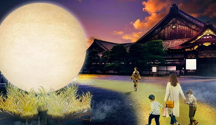 一顆又圓又大的月亮裝置藝術,背景為寺廟