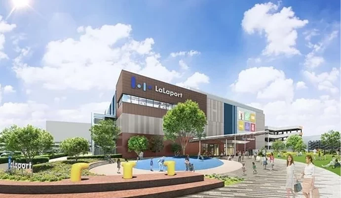 LaLaport 購物中心外觀,廣場前有噴水池與行人漫步。