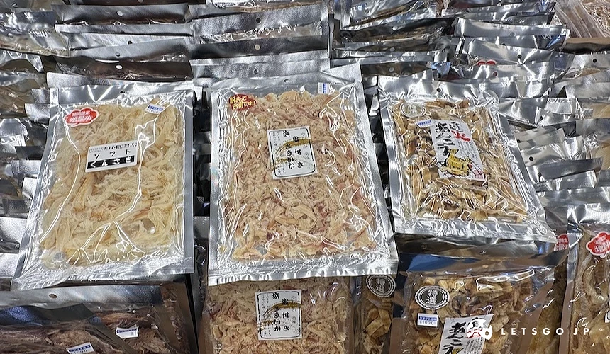 架上擺放3種不同口味的魷魚絲