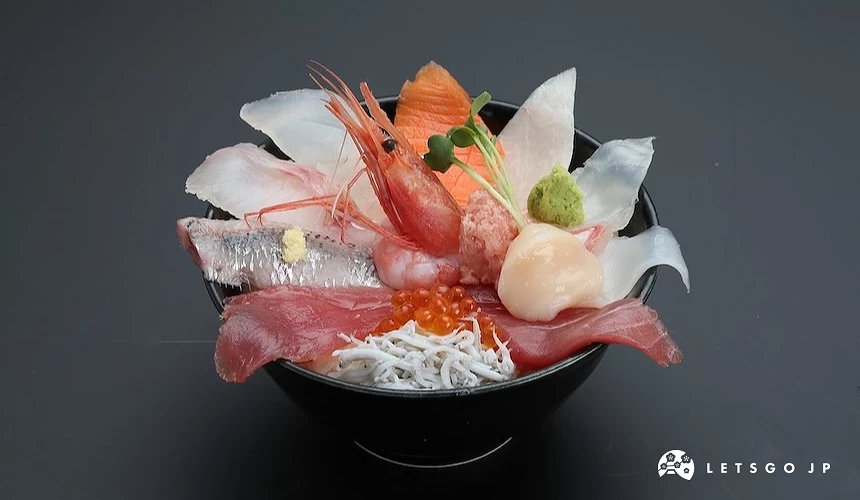 舖滿魚肉的海鮮丼