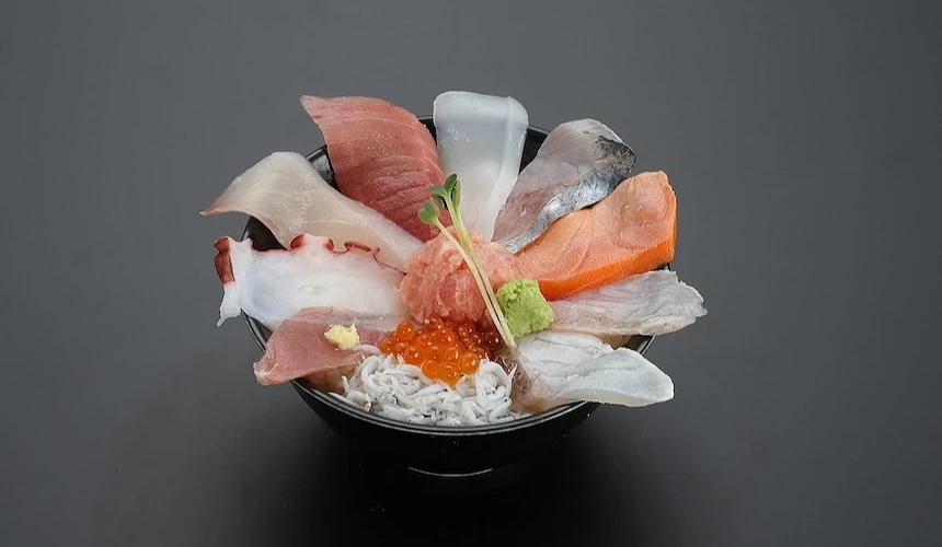 舖滿魚肉的海鮮丼