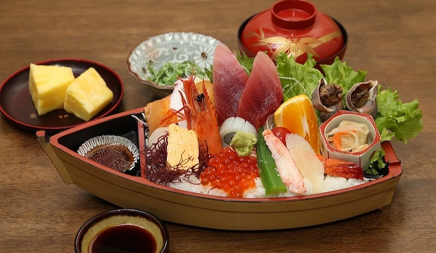 容在舟型中的海鮮丼
